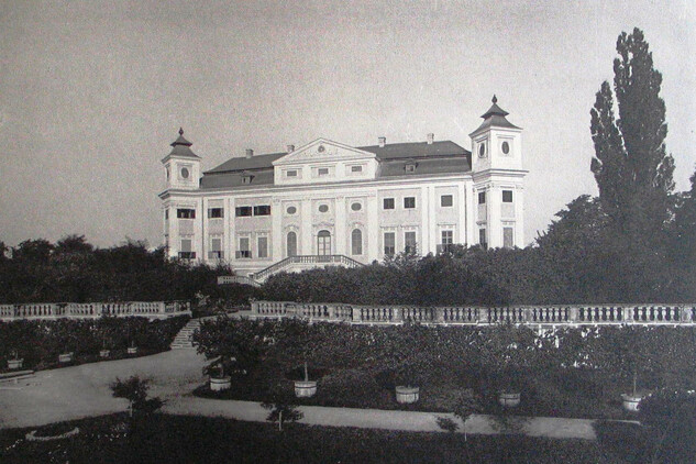 Francouzská zahrada před rokem 1890.