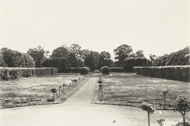 Francouzská zahrada kolem roku 1930.