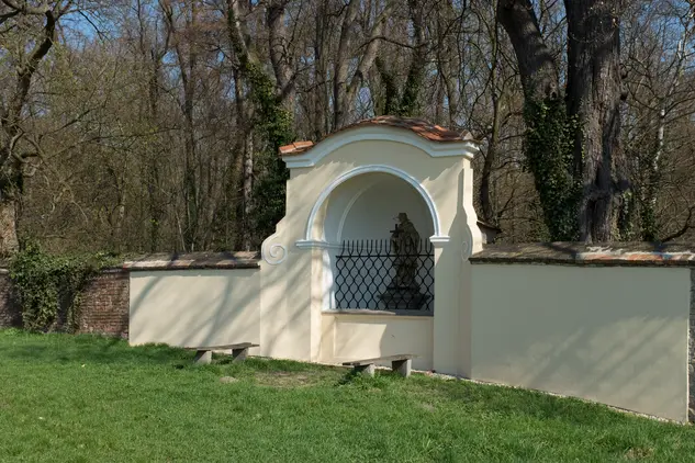 Poklona sv. Janu Nepomuckému z roku 1765 jakou součást ohradní zdi bažantnice. | © František Sysel