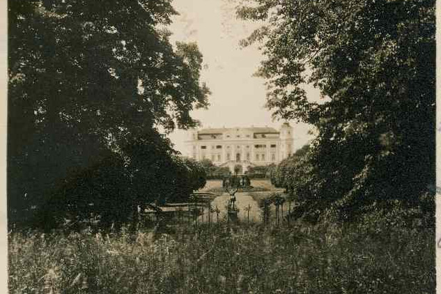 Francouzská zahrada kolem roku 1900.