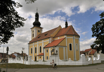 Kostel Všech svatých z let 1697-1701 s unikátní ohradní zdí ozdobenou barokními sochami světců. | © František Sysel