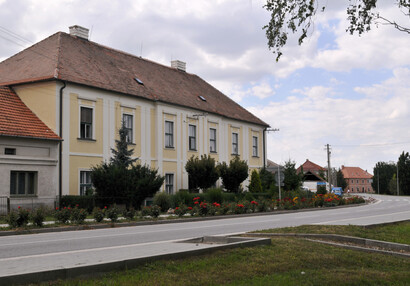 Budova fary do nynější podoby přivedená kolem roku 1735. | © František Sysel