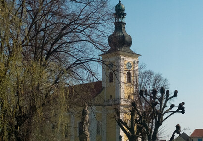 Náves s kostelem Všech svatých. | © František Sysel