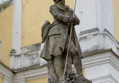 Jedna z barokních soch na ohradní zdi milotického kostela - sv. Vendelín, patron pastevců. | © Miroslav Král