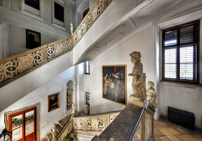 Vstupní hala se schodištěm z roku 1725. | © Stanislav Krčmář